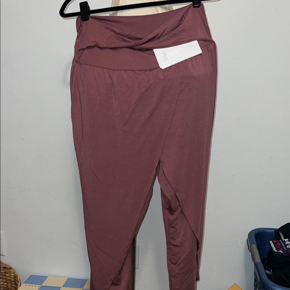 Athleta Mauve release paint size large